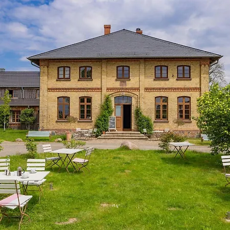 Semesterbostad Spacious With Terrace And Garden View Walow