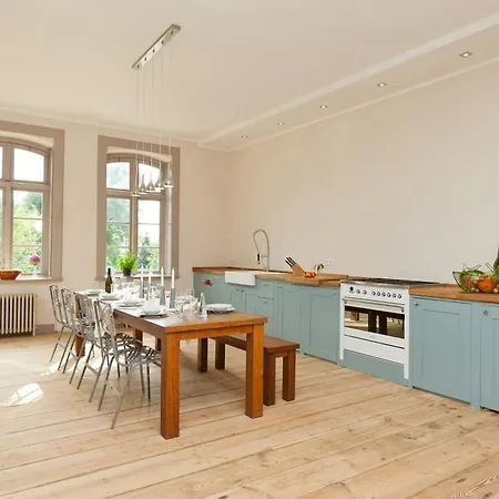 Spacious With Terrace And Garden View Nyaraló