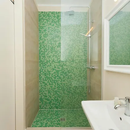 Semesterbostad Spacious With Terrace And Garden View