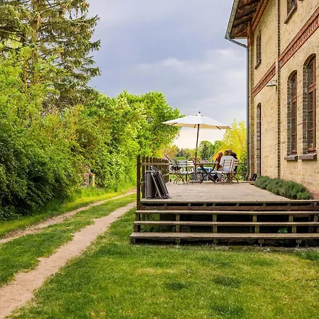 Semesterbostad Spacious With Terrace And Garden View Walow