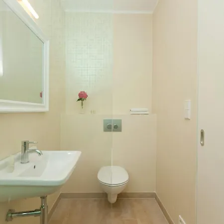 Spacious With Terrace And Garden View Semesterbostad