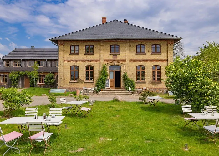 Vakantiehuis Spacious With Terrace And Garden View Walow