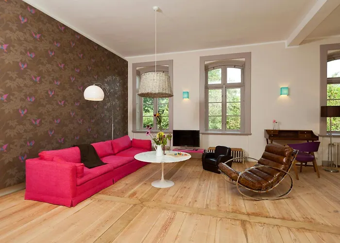 Vakantiehuis Spacious With Terrace And Garden View *